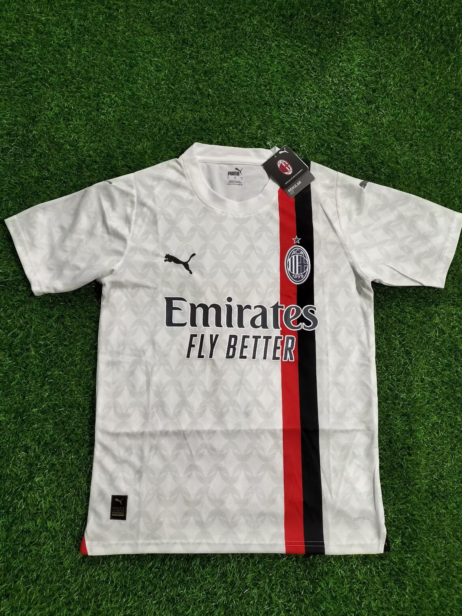 Camiseta del AC Milan versión Audiencia 23/24